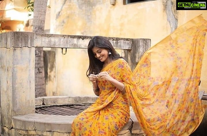 Anandhi Instagram - 🌻 #yellow#yellowsaree#photoshoot