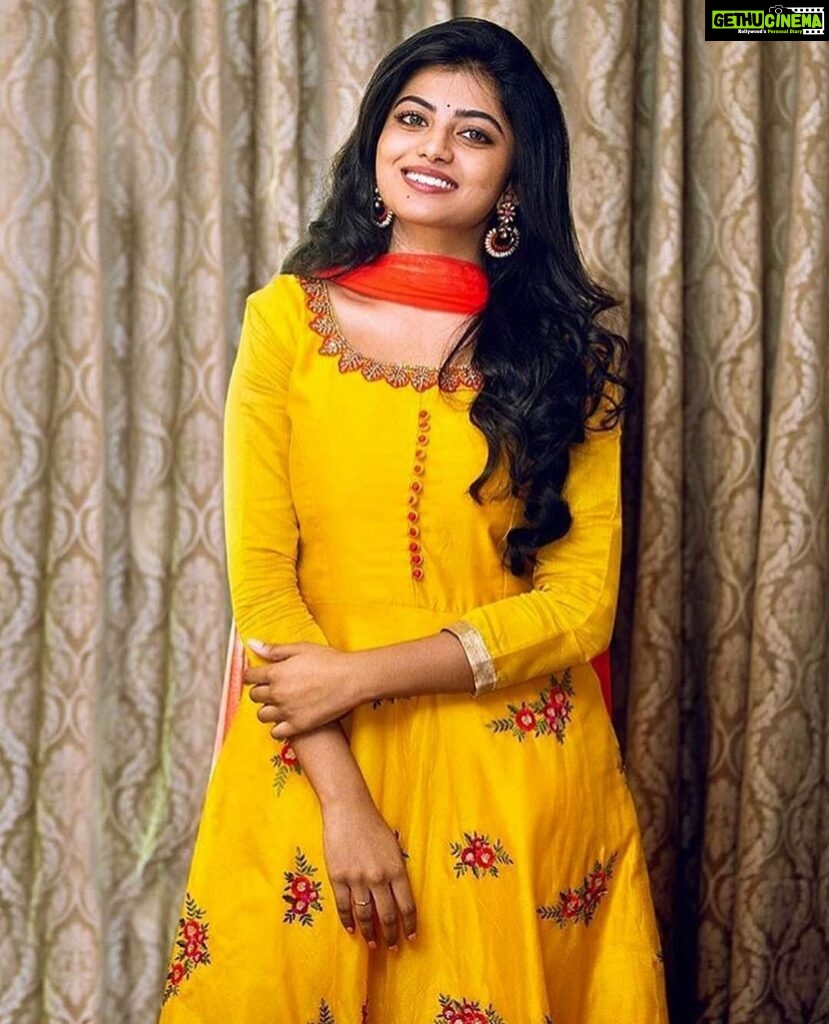 Anandhi Instagram - 💛 #anandhi#yellow#kayalanandhi#chudithar#fc#fp#fashion#actress#