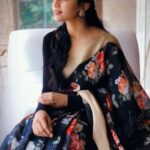 Anandhi Instagram - 🌹 #saree#black#flowers#anandhi