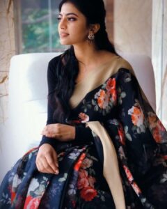 Anandhi Instagram - 🌹 #saree#black#flowers#anandhi