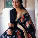 Anandhi Instagram - 🌹 #saree#black#flowers#anandhi