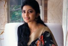 Anandhi Instagram - 🌹 #saree#black#flowers#anandhi