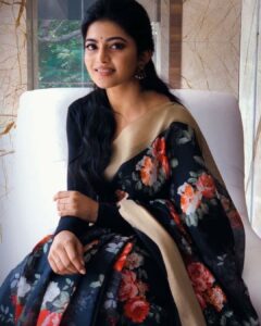Anandhi Instagram - 🌹 #saree#black#flowers#anandhi