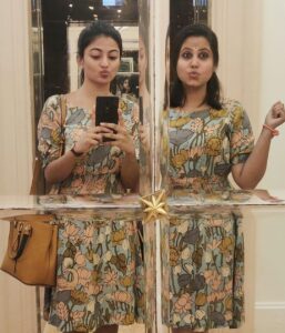 Anandhi Instagram - 👭🌺 #dress#flowers#same#selfie#happy#anandhi