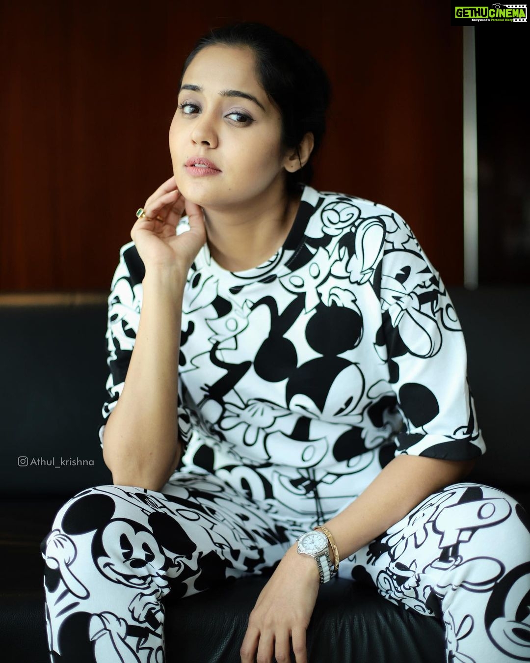 Ananya Instagram - 🤍🖤 @jo_makeup_artist @athul_krishna________ @nidhinmaniyan