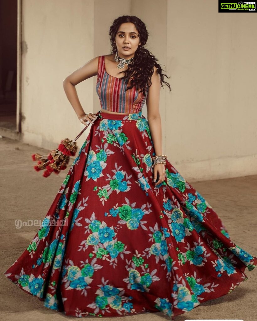 Ananya Instagram - Photography : @georgemathewphotographyi Styling : @arjun_vasudevs HMUA : @femy_antony_ Costumes : @prakrithi_by_ramya Jewellery : @malabargoldanddiamonds Retouch: @suveeshgraphiccyanide Editorial : @grihalakshmi_