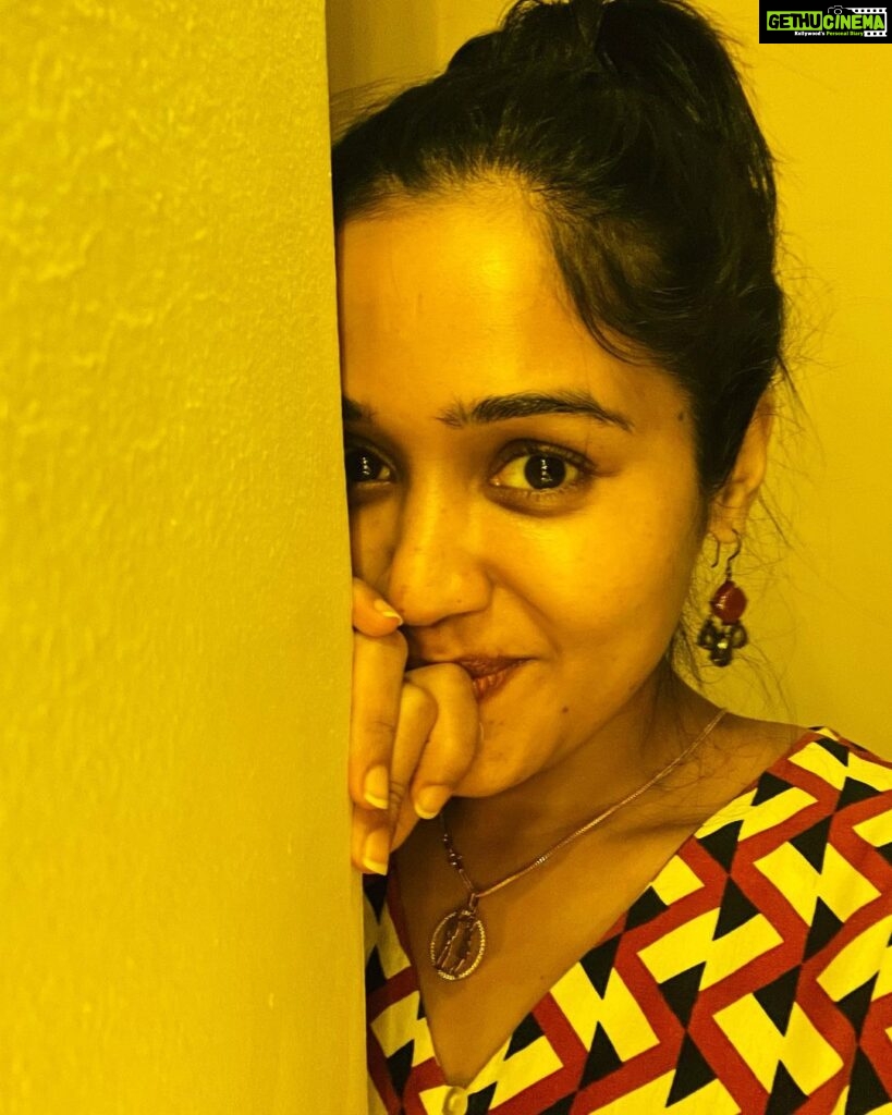 Ananya Instagram - Who loves the colour YELLOW Comment below……💛