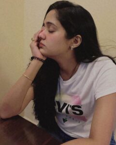 Ananya Instagram - Koragante kayyil poomaala(mobile) kittiyappol.Avan paranju ithellam WORLD CLASS pics aanennu!🤔🤔😤😤😂 @_arjungopal_ 📸