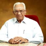 Ananya Instagram - വാരിയർ ഡോക്ടർ - ചെറുപ്പകാലം മുതൽ നേരിട്ടുള്ള പരിചയം , നേരിട്ട് കാണുമ്പോള്‍ നമ്മിലേക്ക് പകരുന്ന ഒരു പ്രഭാവലയം - വാരിയർ ഡോക്ടർ വിട വാങ്ങി എന്ന് അറിയുമ്പോൾ അത് ഉൾക്കൊള്ളാൻ പോലും ബുദ്ധിമുട്ടുന്ന നിശബ്ദത .. നാലാം ക്ലാസിൽ പഠിക്കുന്ന സമയത്താണ് ആദ്യമായി വാര്യര്‍ ഡോക്ടറുടെ അടുത്ത് ചികിത്സയ്ക്കായി എത്തുന്നത് ... അന്നുവരെ ഡോക്ടർ എന്ന വാക്കുപയോഗിക്കുമ്പോൾ തോന്നിയിരുന്ന അകൽച്ച വാര്യര്‍ ഡോക്ടറോട് സംസാരിച്ച് തുടങ്ങുമ്പോള്‍ കഴിയുന്നത്ര പതുക്കെ ഇല്ലാതാകും ..,ചി കിത്സ എന്നതിനപ്പുറം ഡോക്ടർ നൽകുന്ന പോസിറ്റീവ് എനർജി ചെറുതൊന്നുമല്ല... ഓരോ ചെറിയ കാര്യങ്ങള്‍ക്കും അദ്ദേഹം പുലർത്തിയിരുന്ന ചിട്ടയും കൃത്യതയും കഴിയുന്നതുന ജീവിതത്തിലേക്ക് പകർത്താൻ ശ്രമിച്ചിട്ടുണ്ട് .. പത്താം ക്ലാസ്സിൽ പഠിക്കുന്ന സമയം വരെ ആയിരുന്നു ഞാൻ ഡോക്ടറെ ചികിത്സാ സഹായത്തിന് സമീപിച്ചിരുന്നത്... ഇത്രയധികം ലളിതമായി , വിനയത്തോടെ നമ്മളോടൊക്കെ പെരുമാറുന്ന രീതി , നമുക്ക് തരുന്ന ഒരു മാനസിക ശാന്തത , തന്റെ പ്രൊഫഷൻ എന്നതിനപ്പുറം ഒരു മുത്തച്ഛനെ പോലെ നമ്മോടൊപ്പം നിൽക്കുന്ന പെരുമാറ്റം ജീവിതത്തിൽ മറക്കാനാവാത്തതാണ്.. അന്ന് ഡോക്ടർ നൽകിയ പ്രിസ്ക്രിപ്ഷന് ഇന്നും എന്റെ കയ്യിൽ ഭദ്രമാണ് ,.. അത് ഇന്നും എന്റെ കയ്യിൽ ഇരിയ്ക്കുമ്പോള്‍ എന്തോ ഒരു ധൈര്യം , മനസ്സിൽ തെളിഞ്ഞു വരുന്ന വാരിയർ ഡോക്ടറുടെ മുഖം , " നോക്കട്ടെ നോക്കട്ടെ " എന്ന് പറഞ്ഞു നമ്മളോടൊപ്പം നിൽക്കുന്ന ആയുർവേദ ആചാര്യൻ .. അദ്ദേഹത്തിന്റെ ജീവിതയാത്രയില്‍ 1999ല്‍ അദ്ദേഹത്തിനു ലഭിച്ച പത്മശ്രീ പുരസ്കാരവും 2010ല്‍ ലഭിച്ച പത്മഭൂഷൺ , . അങ്ങനെ അദ്ദേഹത്തിന് ലഭിച്ച ഓരോ അംഗീകാരങ്ങളും ആരോഗ്യരംഗത്ത് അദ്ദേഹത്തിന്റെ പ്രവർത്തനങ്ങളുടെ ഫലം തന്നെയാണ്... കാലം ഉള്ളിടത്തോളം പുരസ്കാരങ്ങൾക്കപ്പുറം ആരോഗ്യ മേഖലയിൽ അദ്ദേഹത്തിനെ സംഭാവനകൾ തന്നെ ഓർത്തിരിക്കും . 2020ൽ ഞാൻ വീണ്ടും ഡോക്ടറെ കാണാൻ ശ്രമിച്ചിരുന്നു.. എന്നാൽ ഈ മഹാമാരിയുടെ കാലത്തു അദ്ദേഹത്തിന്റെ ആരോഗ്യ പ്രശ്നങ്ങൾ മൂലം കാണാൻ സാധിച്ചില്ല.... കഴിഞ്ഞമാസം 100 വയസ്സ് തികച്ച അദ്ദേഹത്തെ കാണണമെന്ന് അതിയായ ആഗ്രഹം വീണ്ടും മനസ്സിൽ ഉണ്ടായിരുന്നു.. പക്ഷേ ഡോക്ടറെ വീണ്ടും കാണാൻ പിന്നീട് കഴിഞ്ഞിട്ടില്ല , .. ഒരുപാട് പേർക്ക് സ്വാന്തനമായി, സഹായമായി, നന്മകള്‍ ചൊരിഞ്ഞ ഡോക്ടര്‍ വിട്ട്പോകുമ്പോള്‍ ഒരുപാട് വിഷമമുണ്ട്.... കേവലം ഒരു കുറിപ്പുകൊണ്ട് മാത്രം പറഞ്ഞുതീരുന്ന ആദരമല്ല വാരിയർ ഡോക്ടറോട് എന്നറിയാം.. .. തലമുറകളുടെ ആരോഗ്യം കാത്ത , പച്ചമരുന്നിന്റെ മണമുള്ള കോട്ടക്കൽ ആര്യ വൈദ്യശാലയുടെ അമരക്കാരന് വിട ... വൈദ്യ കുലപതി പികെ വാരിയർ ഡോക്ടർക്കു ആദരാഞ്ജലികൾ.🙏