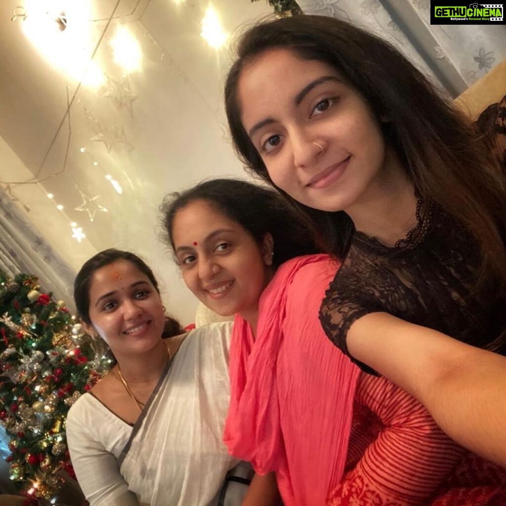 Ananya Instagram - Happy to meet this sweet family 💓💞.major missing @ahaana_krishna @_diyakrishna_ @hansikakrishna_