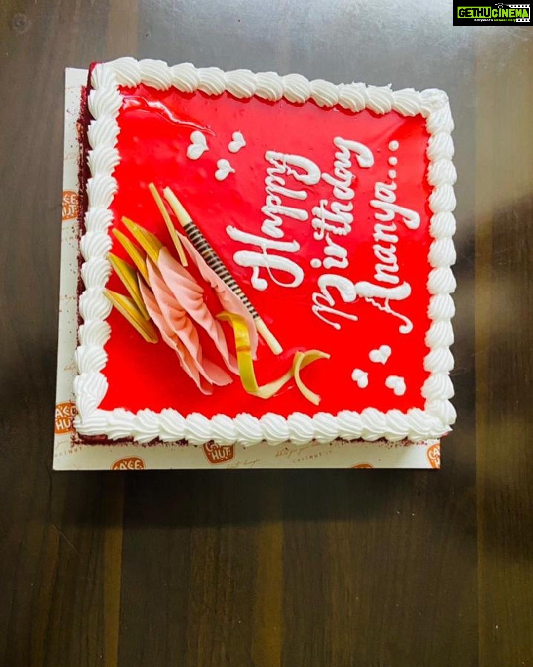Ananya Instagram - Thanku for this surprise bday @_arjungopal_ @sanjaysunil65 @im___anjali @dr.amaljoy_ @_iam_aswin @amal_thoppil @letters2aka @nishanth_sagar_actor @singer_nikhil_k_menon