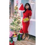 Ananya Instagram – “Oh jingle bells jingle bells
jingle all the way!
Oh what fun
it is to ride
In a one horse open sleigh, Hey!”

Merry Christmas 🎄