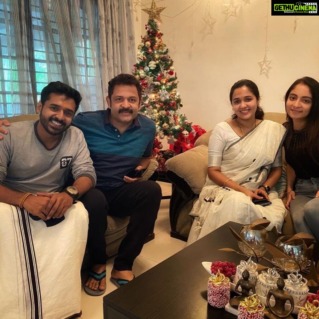 Ananya Instagram - Happy to meet this sweet family 💓💞.major missing @ahaana_krishna @_diyakrishna_ @hansikakrishna_