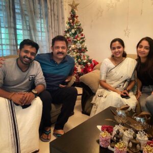 Ananya Instagram - Happy to meet this sweet family 💓💞.major missing @ahaana_krishna @_diyakrishna_ @hansikakrishna_