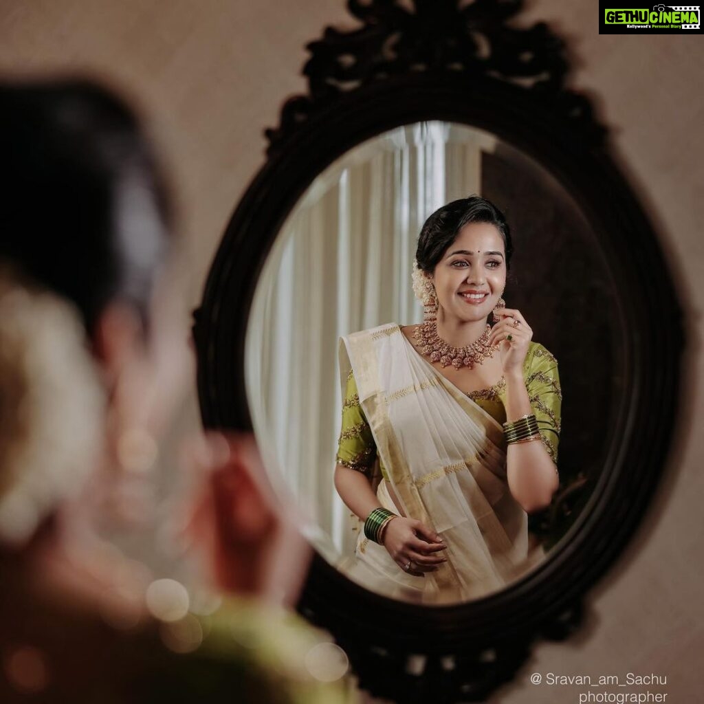 Ananya Instagram - 🌸🌼🌺🌻 #onam #festival #kerala #saree #❤️ #instalove #mirrorpic Makeover : @sajithandsujith Video : @sadique_filmer Stylist: @arjun_vasudevs Wardrobe: @prakrithi_by_ramya Photgrapher : @sravanamsachu_photographer Colour grading : @ashwinbivera