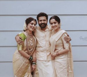 Ananya Instagram - Chakkare..U are great as a sister-in-law ,as a friend you are the best, we are blessed to have you in our family ❤️welcome to our family Maadhu😘My thakkudu @_arjungopal_ got married.💃💃
Groom Mua : @sreegeshvasan_makeupartist 
Bride. Mua. : @renjurenjimar 
Shirt Groom : @men_in_q_wedding 
Mundu Groom : @sivaramtex_kuthampully 

#newlywedcouple #brotherwedding #sisterinlaw #brothersisterlove❤️