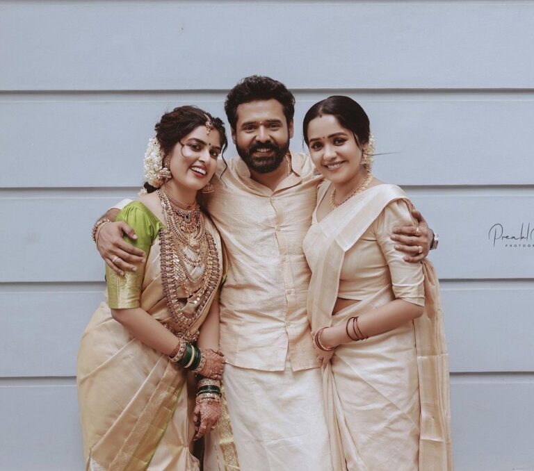 Ananya Instagram - Chakkare..U are great as a sister-in-law ,as a friend you are the best, we are blessed to have you in our family ❤️welcome to our family Maadhu😘My thakkudu @_arjungopal_ got married.💃💃 Groom Mua : @sreegeshvasan_makeupartist Bride. Mua. : @renjurenjimar Shirt Groom : @men_in_q_wedding Mundu Groom : @sivaramtex_kuthampully #newlywedcouple #brotherwedding #sisterinlaw #brothersisterlove❤️