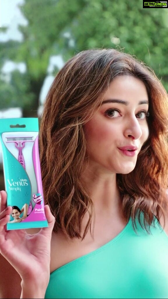 Ananya Panday Instagram - @ananyapanday is here with a pain-free beauty mantra for all you beautiful girls out there. With Venus, there’s no more ouches, no more pain, only pain-free smoothness that makes you go OOOHHH 24/7. Brb, gliding in excitement cause our smooth skin dreams are finally coming true! #VenusSmoothSkin #Smoothness #HairRemoval #Glide #PainFreeSmoothness