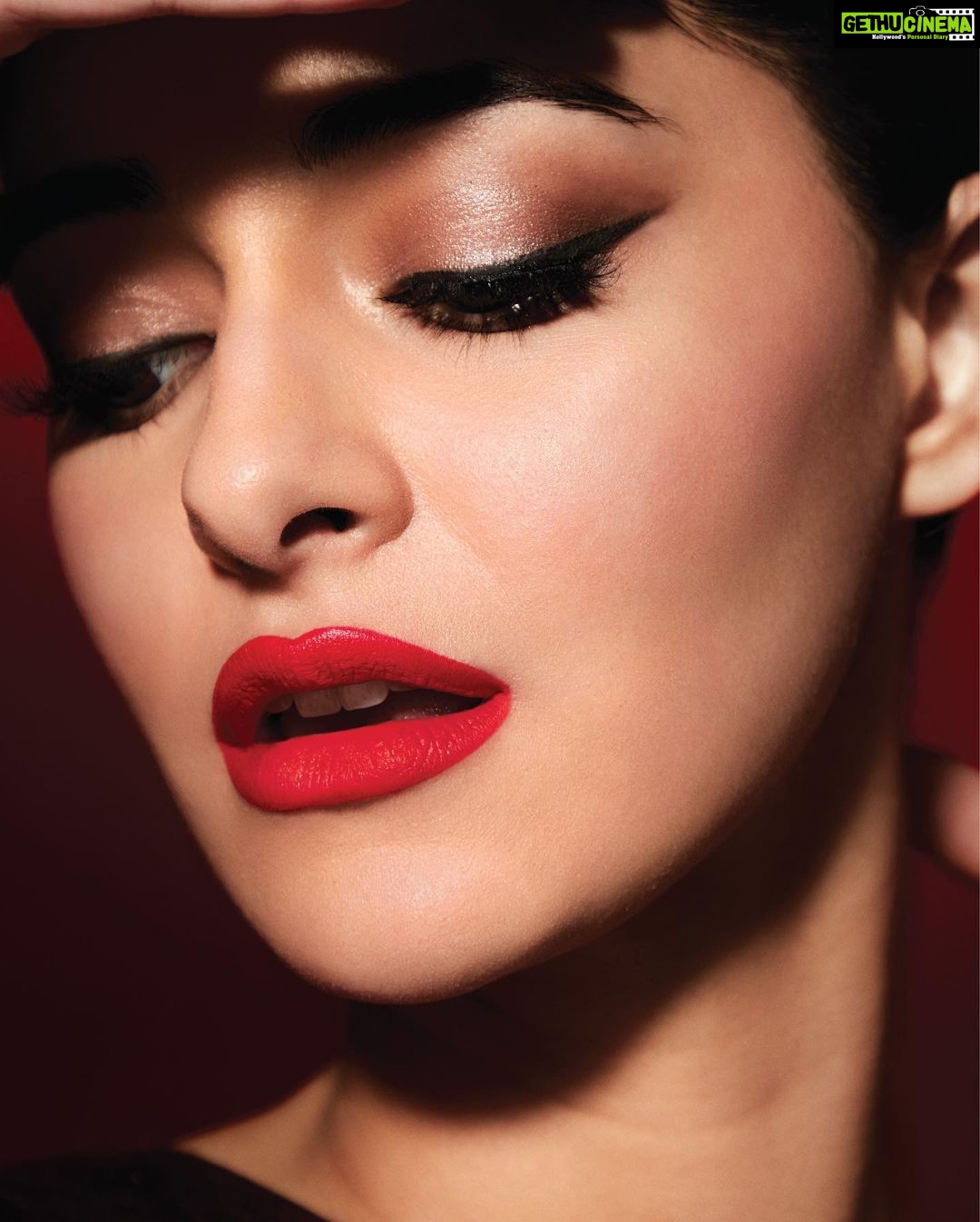 Ananya Panday Instagram - Glamming up is a way in which I express myself. Dig a little deeper and there’s a lot more to uncover. But even today, I get tagged as an Airy Fairy, for my fashion choices and not for who I am. I am so done with these Tags! This Lakme Fashion Week let’s be done with all the smack talk! Stay tuned to know more. #UnapologeticallyMÉ #Retag #ad