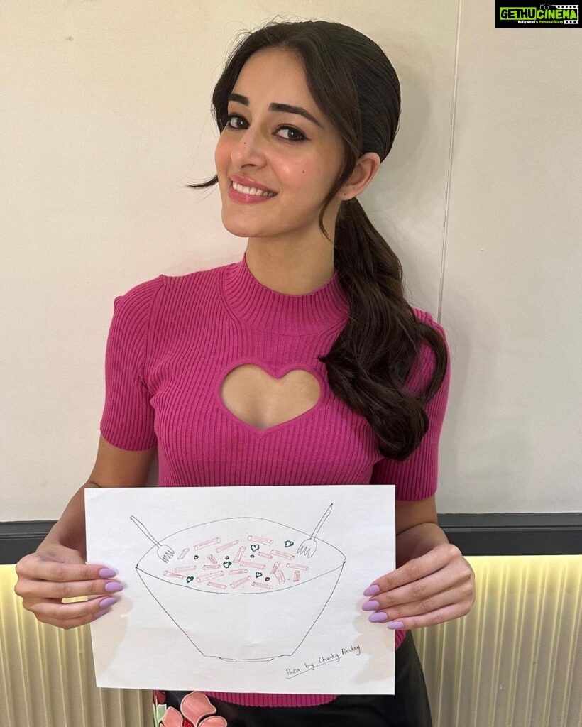 Ananya Panday Instagram - Dad just tried his hand at drawing - it’s called ‘The #PehlaPasta Art’ 🍝 And of course, I am his first buyer 😍 Polymath for real! 🤣 #aakhripasta #collab #supportrealart