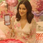 Ananya Panday Instagram - This Valentine's Day, @ananyapanday and @igpcom are ready to spread the love. With an exciting range of valentine gifts, flowers, cakes and personalized hampers, there is a lot to make this season of love even more special. Visit us online and find your perfect gift. Link in bio . . . #igpcelebrations #indiakigiftingsite #igp​ #giftwithlove #valentinesday #valentinesdaygift #valentinesday2023 #love #onlinegifts #bae #giftsoflove #flowers #cakes #lovehampers #lovekeliyekuchbhikarega #seasonoflove