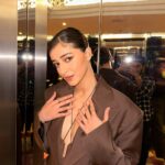 Ananya Panday Instagram - Serving the ‘right’ looks (and books 😋) for my fave @priyankaskhanna s first book launch ‘All The Right People’ 🤎 📸 blurry beautiful mess @amitthakur_hair