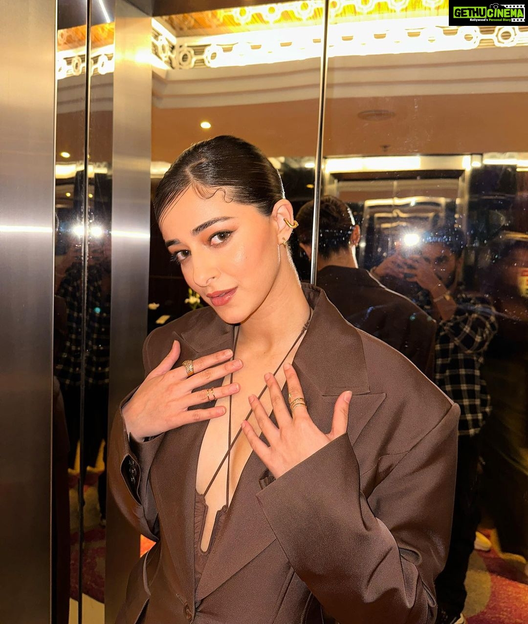 Ananya Panday Instagram - Serving the ‘right’ looks (and books 😋) for my fave @priyankaskhanna s first book launch ‘All The Right People’ 🤎 📸 blurry beautiful mess @amitthakur_hair