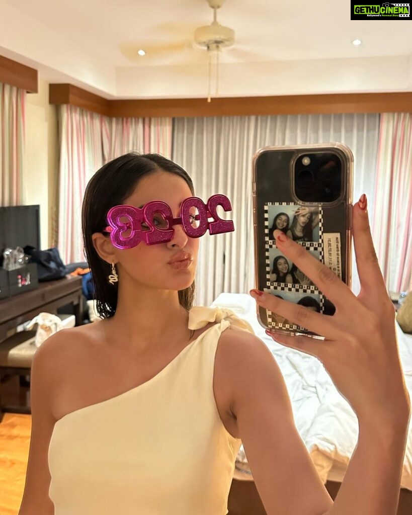 Ananya Panday Instagram - 2023 I’m ready 🤍🤍🤍🤍 are you????? 🧿✨💋 Phuket, Thailand