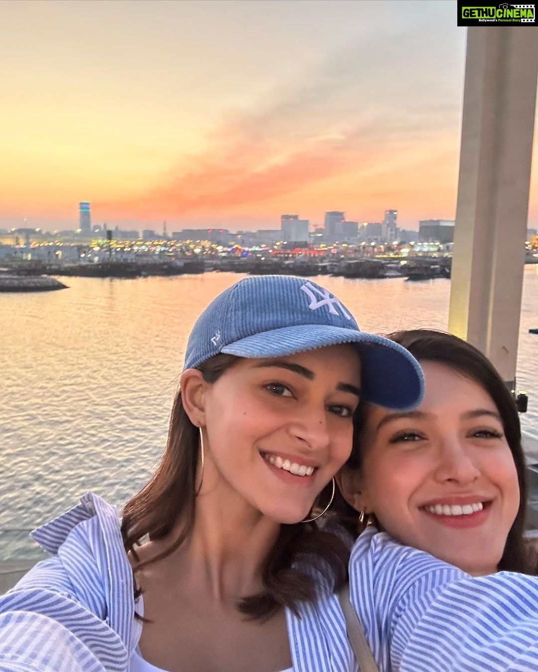 Ananya Panday Instagram - Nothing makes us 😊 more than sunsets ☀️ what a lovely lovely trip thank you @QatarAirways @HIAQatar @QatarExecutive #FIFAQatar22
