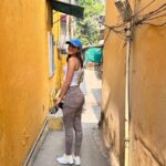 Ananya Panday Instagram – Nothing like walking around Bandra on a Sunday afternoon 🐈