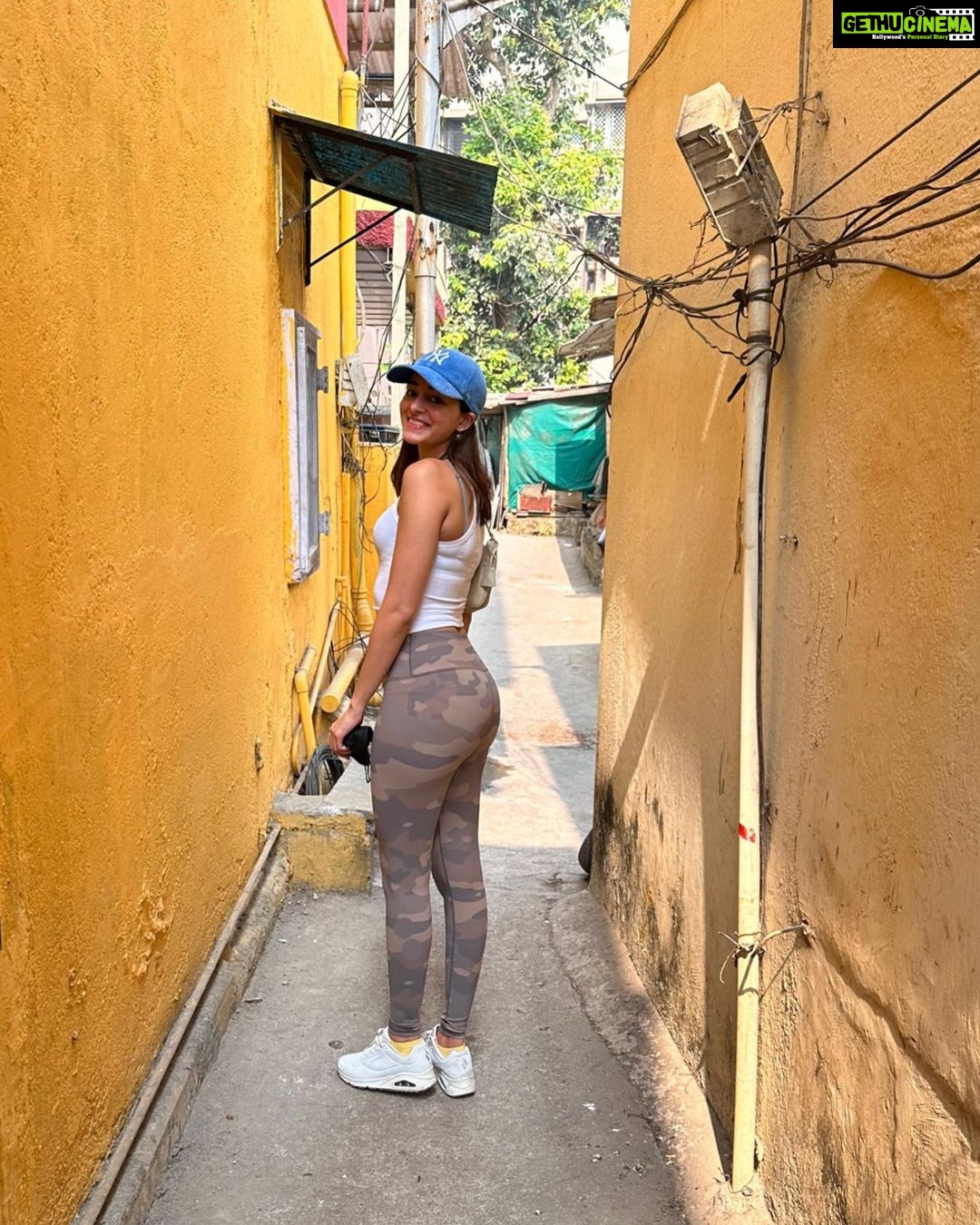 Ananya Panday Instagram - Nothing like walking around Bandra on a Sunday afternoon 🐈