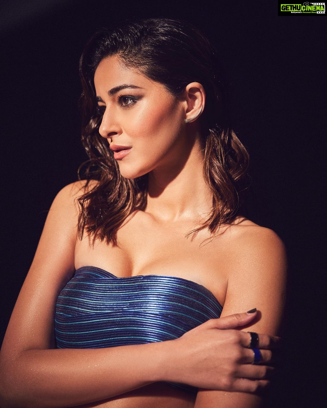 Ananya Panday Instagram - An electric time! ⚡️ @ramesh_somani @exhibitmagazine @mahindraxuv400 @rimzimdaduofficial #techfashiontour