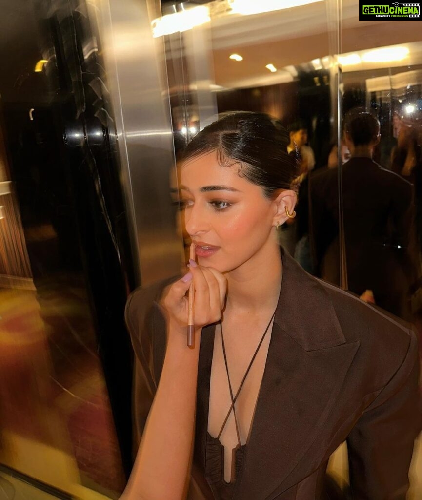 Ananya Panday Instagram - Serving the ‘right’ looks (and books 😋) for my fave @priyankaskhanna s first book launch ‘All The Right People’ 🤎 📸 blurry beautiful mess @amitthakur_hair