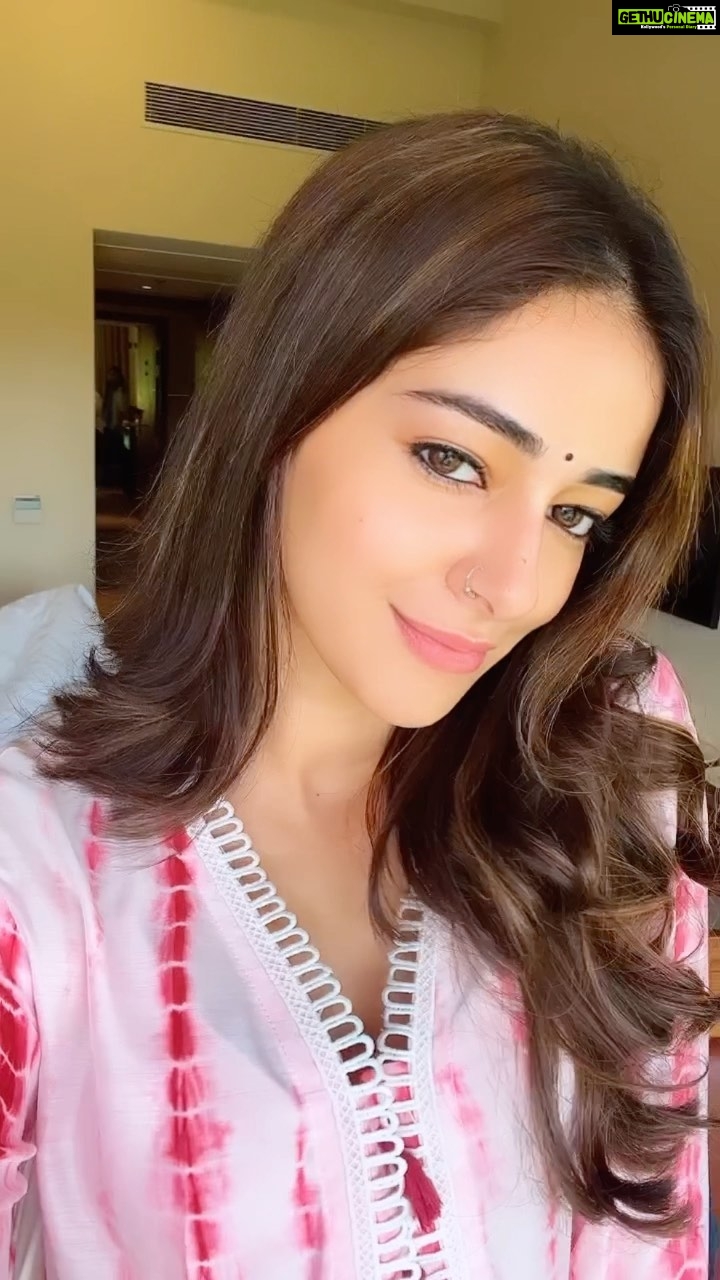 Ananya Panday Instagram - Back on set #Dreamgirl2 ✨💕☎️