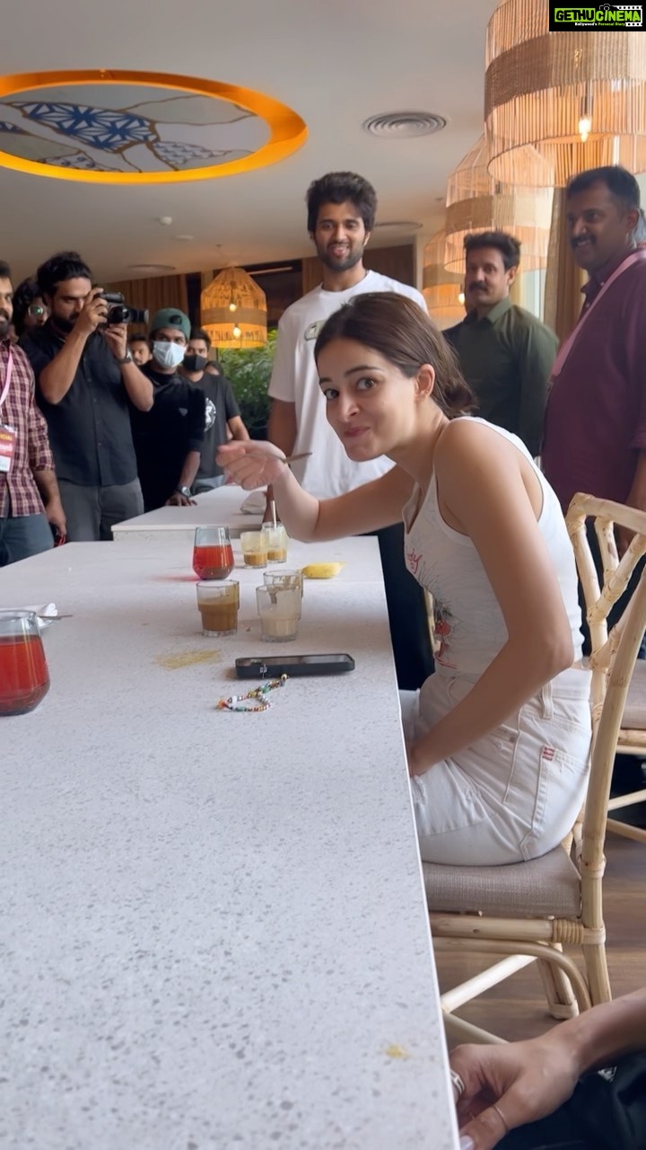 Ananya Panday Instagram - VD : “enjoy enjoy no hurry” while I devour my third payasam 🤭 Kochiiiii - Enikke ninne ishtamanu ❤️ Kochin, Kerala