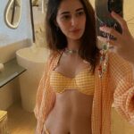 Ananya Panday Instagram - mirror selfies, taking photos, photos being taken, weird selfies - feeling random 👵🏻🤳🏻