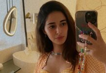 Ananya Panday Instagram - mirror selfies, taking photos, photos being taken, weird selfies - feeling random 👵🏻🤳🏻