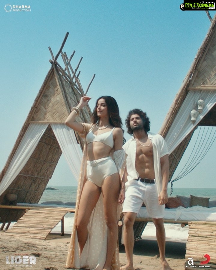 Ananya Panday Instagram - The vibeeeyist song! Have you watched it yet??? (Link in bio!) ❤️🌪 #AAFAT #Liger #Liger25thAugust @thedeverakonda @miketyson @karanjohar #PuriJagannadh @charmmekaur @apoorva1972 @vish_666 @ronitboseroy @meramyakrishnan @vish_666 @tanishk_bagchi @zarakhan @therashmivirag @singer_simha @ravurisravana.bhargavi @poetbb @manzoor_ibrahim @jyotsnaradhakrishnan @sijuthuravoor @santhoshvenkysinger @divyaramchandra @varadarajazad @deepakbluesinger @haripriyasinger @sagar_singer @piyush_bhagat @shaziasamji @azeemdayani @dharmamovies @puriconnects @sonymusicindia @sonymusic_south @aafilms.official