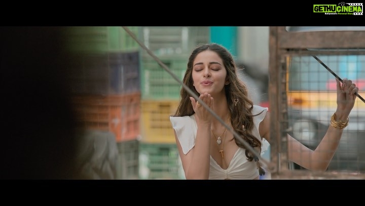 Ananya Panday Instagram - #AAFAT ❤️ A glimpse of Pure Love, Gentle Innocence & Mad Affection 🤭 Song tomorrow at 4PM! #LIGER @thedeverakonda @miketyson @karanjohar #PuriJagannadh @charmmekaur @apoorva1972 @ronitboseroy @meramyakrishnan @vish_666 @dharmamovies @puriconnects @tanishk_bagchi @azeemdayani @sonymusicindia @sonymusic_south @aafilms.official