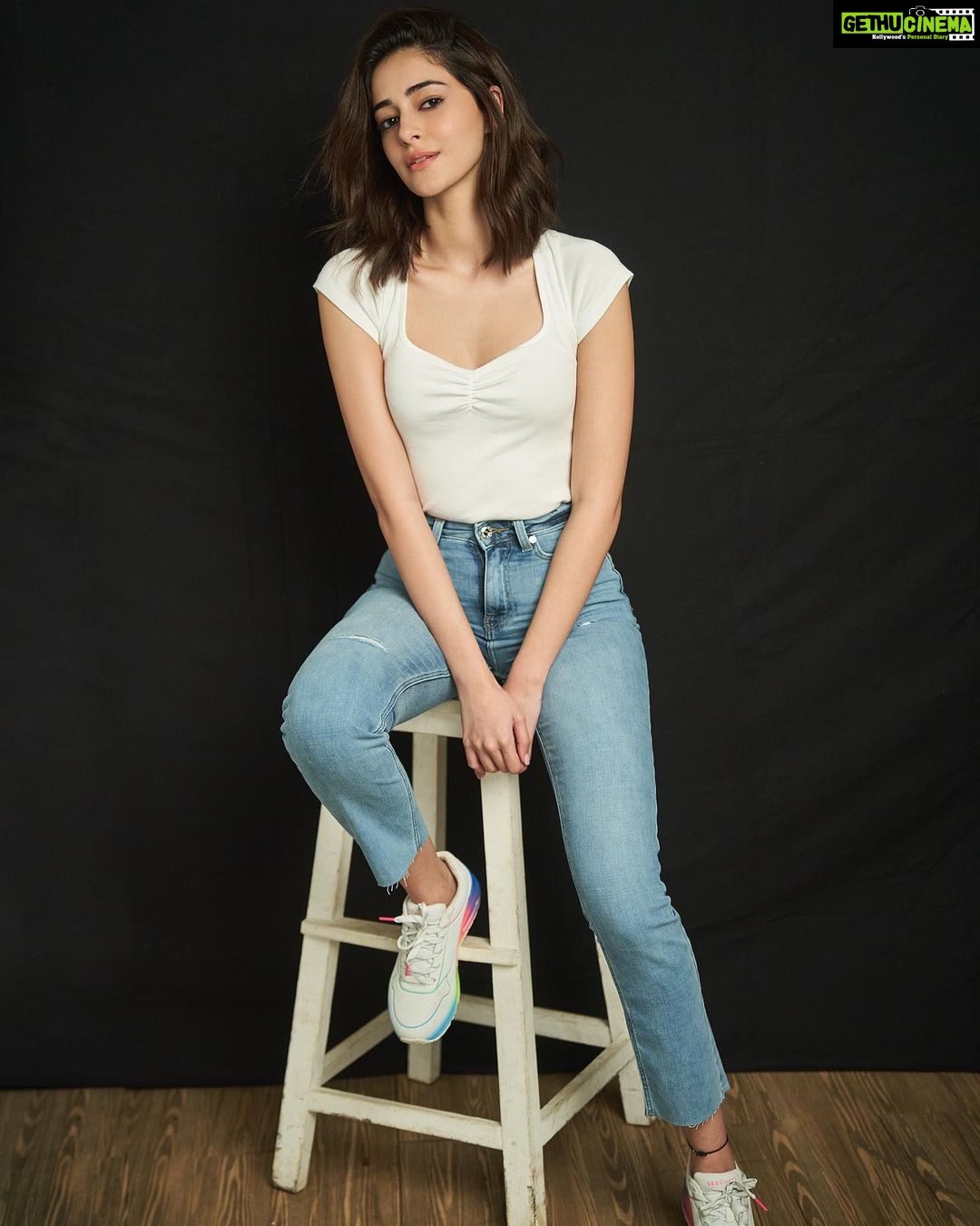 Ananya Panday Instagram - Wearing my favourite denim from @ONLYIndia UNIQUE 💙 A combination of style, design innovation & premium denim. Explore the superior jeans which #FitsLikeItsYours – in flare, wide-legged, relaxed fits & more. Visit your nearest ONLY store or www.only.in #ONLYIndia #ONLYUnique