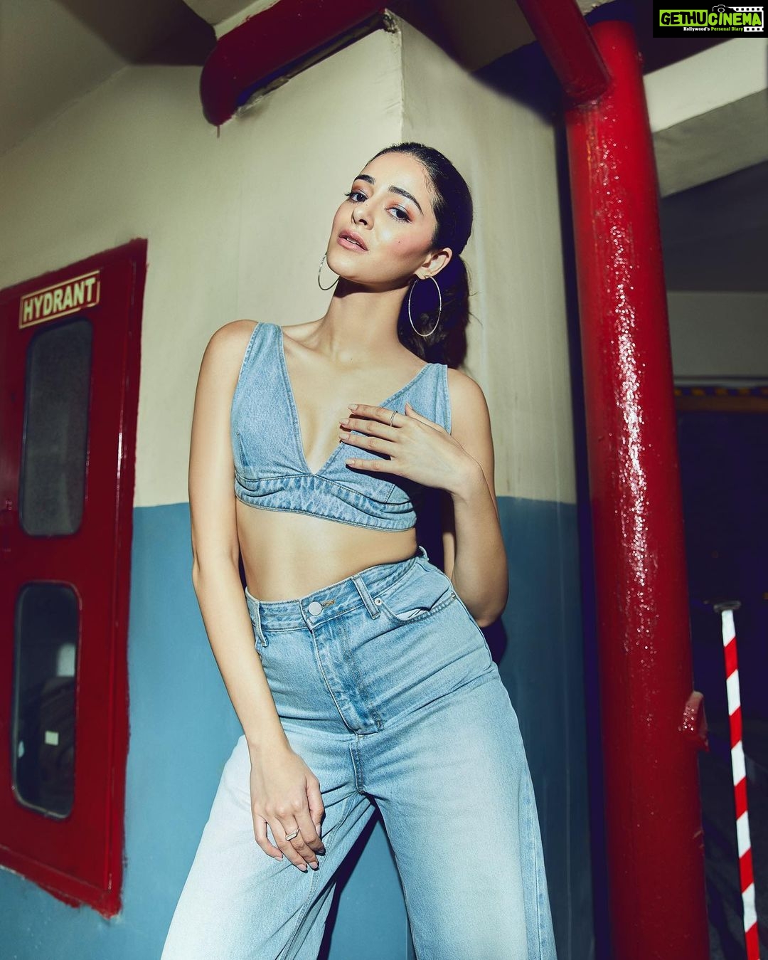 Ananya Panday Instagram - Aag hai andar 🔥🚒 3 days to gooooo for #Liger 🤞🏼❤️ Delhi, India