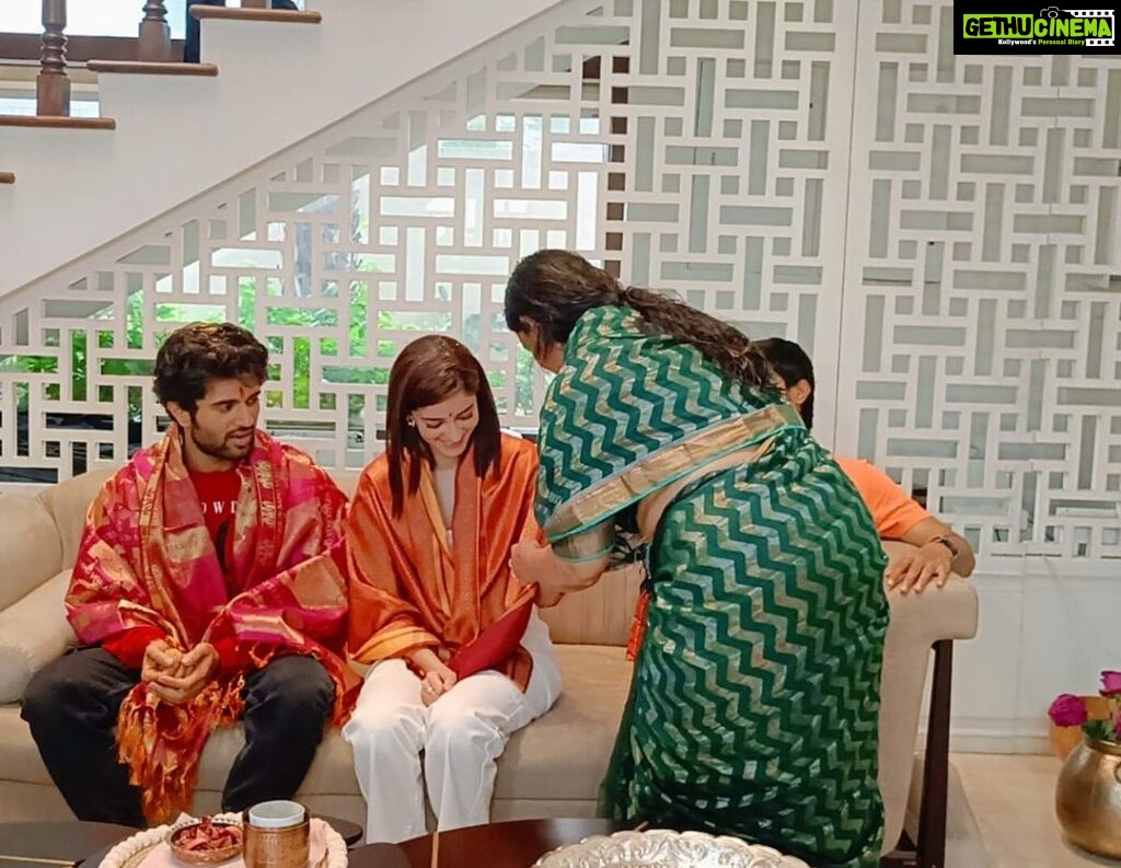 Ananya Panday Instagram - Blessings from Vijay’s amma @deverakonda and a pooja at his home in Hyderabad for #Liger 🧿💙🤞🏼🥺 #Thankful #Grateful #Blessed thank you auntyyyyy 🤍🦋🫶🏼