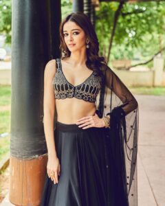Ananya Panday Instagram - Bujji kanna 😋🖤 #Warangal you were all love and love and love 🤍 #Liger25thAugust