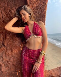 Ananya Panday Instagram - #AAFAT ❤️🌪🤭 watch our vibey song nowwww!!!!’ (Link in bio)