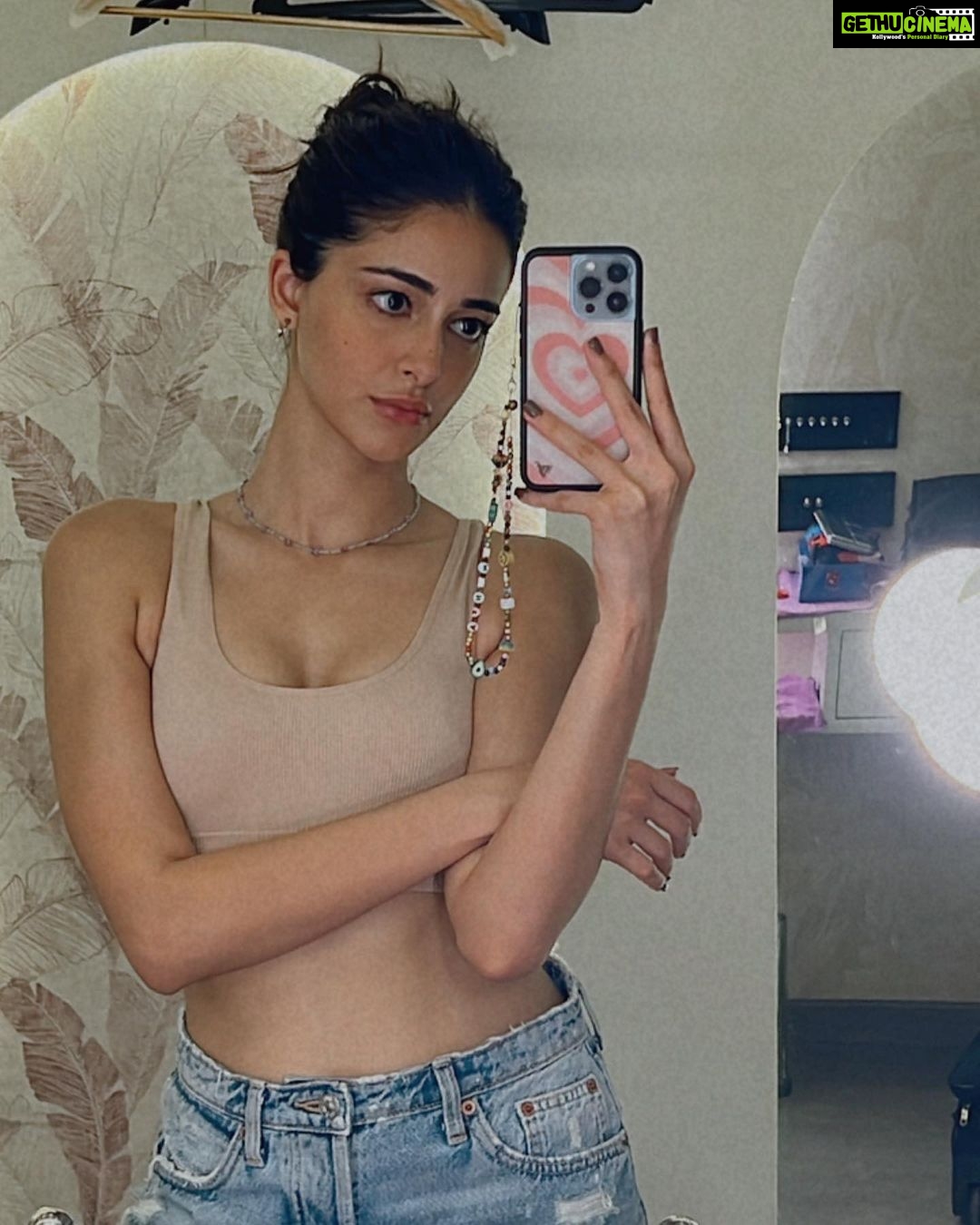 Ananya Panday Instagram - 4 am vanity in my vanity ✨🫶🏼