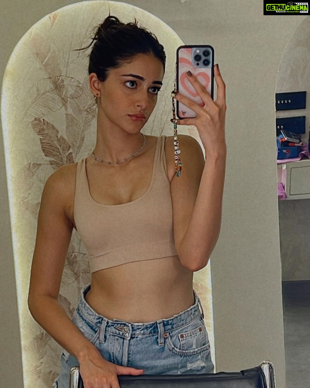 Ananya Panday Instagram - 4 am vanity in my vanity ✨🫶🏼