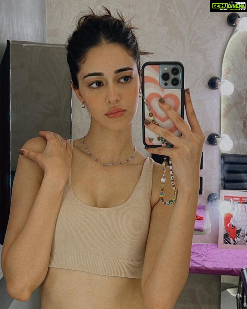 Ananya Panday Instagram - 4 am vanity in my vanity ✨🫶🏼