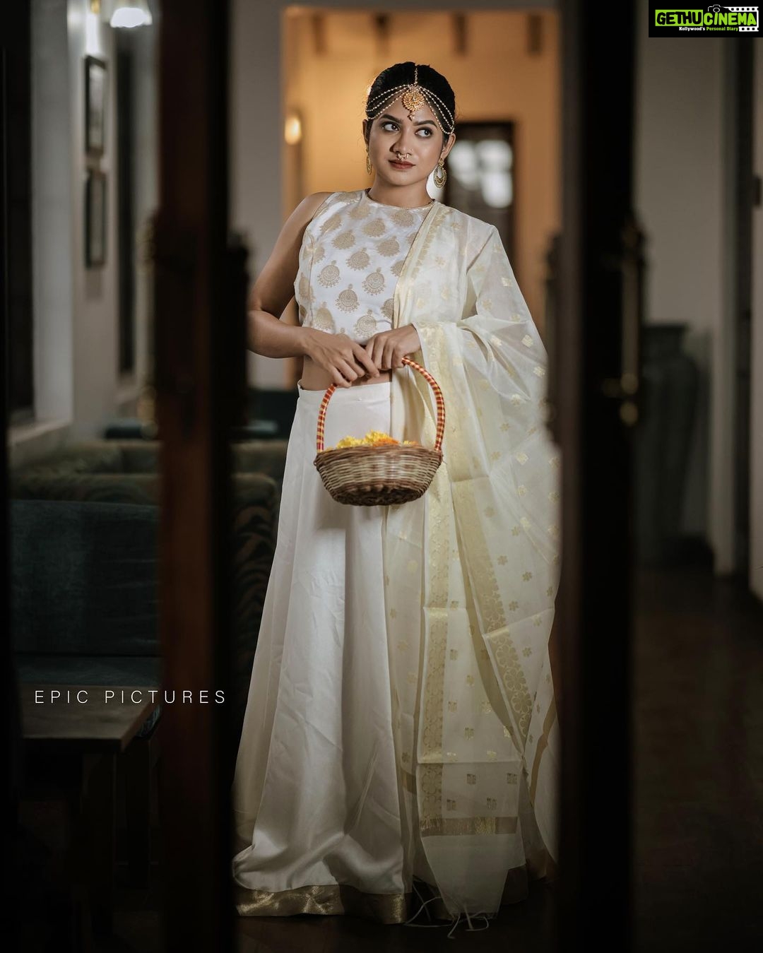 Anarkali Marikar Instagram - Happy Onam. @vishnusanalkumar photography @alora_by_azin costume @makeoverbyjennyluxe_ Mua @epicpicturesin