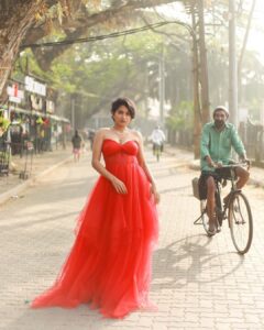 Anarkali Marikar Instagram - Christmas shoot cheyyande yaami??? Nirbandham undo???😕 @yaami____ 📸 @roshna.ann.roy Mua @briella.in outfit #christmas #streets #fortkochi #reddress