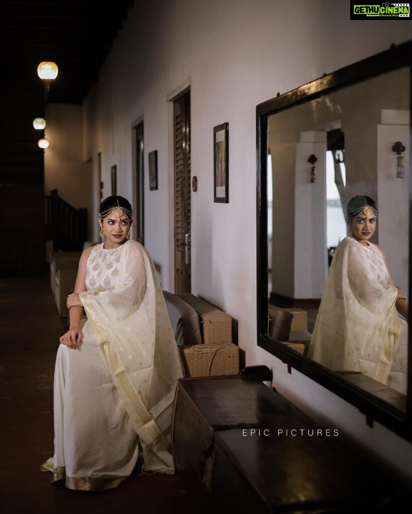 Anarkali Marikar Instagram - Happy Onam. @vishnusanalkumar photography @alora_by_azin costume @makeoverbyjennyluxe_ Mua @epicpicturesin